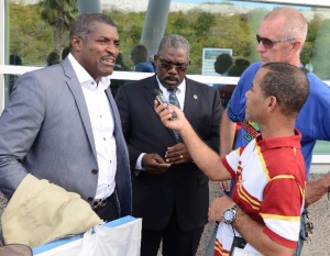 Illidge (l) in gesprek met journalisten bij aankomst op St. Maarten - Foto |  Today / Leo Brown
