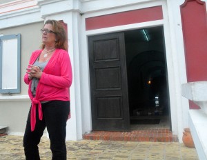 Curator Jennifer Smit voor het Curaçaosch Museum
