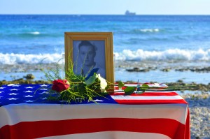 Donald V. Leetch (1921-2014) herdacht op de plek waar zijn USS Erie na een Duitse torpede-aanval verging - Foto: Dick Drayer