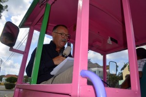 Ko van Gemert leest voor op de roze Willemstad trolley