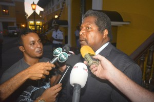 Ben Whiteman staat de pers kort te woord nadat hij is ingezworen als nieuwe premier van Curaçao