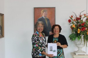 Gouverneur Lucille George-Wout ontving een exemplaar van de scriptie uit handen van Lydia Davelaar .
