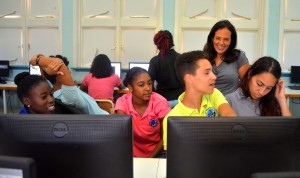 Docente Pamela Lapeña discussieert mee met leerlingen van KAP over de Isla| Foto: Dick Drayer
