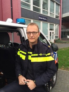 Wijkagent Ronald Bakker van de Zwolse politie - foto: Pieter Hofmann 