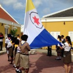 Het hijsen van de vlag van Bonaire - foto: Janita Monna