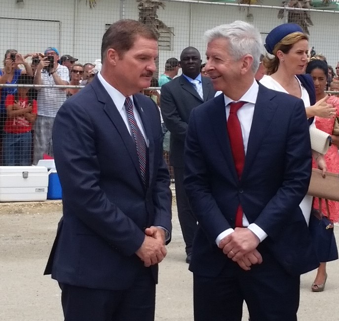 Premier Mike Eman en minister van Koninkrijksrelaties Ronald Plasterk tijdens het bezoek van het koninklijk echtpaar aan Aruba vorig jaar - foto: Sharina Henriquez
