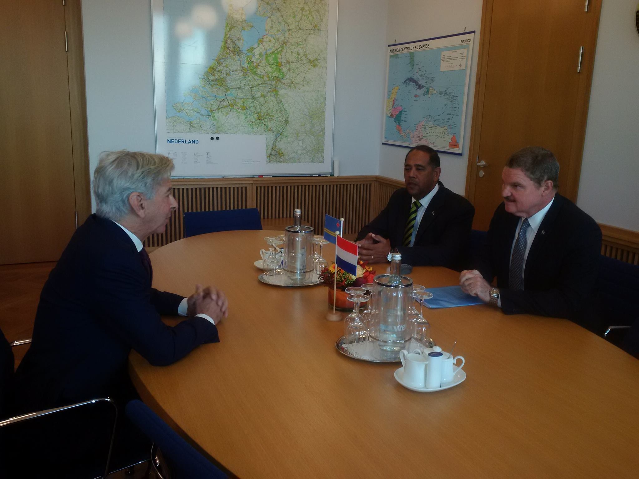 Minister Plasterk (links) afgelopen dinsdag met premier Eman (rechts) en minister Sevinger - foto: regering Aruba
