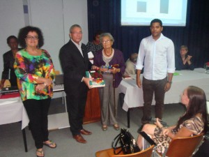 De laureaten van het Papiaments dictee ontvangen hun prijs. Links de winnaar van 2013, Rita van Heul