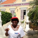 Ambtenaren houden tuin van ministerie voor niets schoon