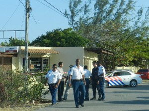 Politieteam onderzoekt een atrako op Bonaire - foto: Extra Boneiru