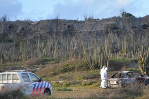 Politie onderzoekt uitgebrande auto met verkoold lichaam - Foto: Extra Boneiru / Boi Antoin