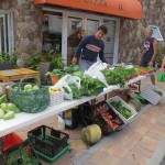 Ramos bij de groenten- en fruitmarkt - foto: Saba Reach Foundation 