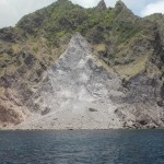 De verandering van kleur en  ligging van de rotsen kan duiden op vulkanische activiteit