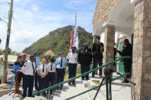 Korps van Saba op de trap van het gerenoveerde politiekantoor - Foto: Hazel Durand