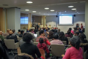 Veel vragen van het publiek tijdens de FKP-bijeenkomst in de Openbare Bibliotheek in Amsterdam. - foto: John Samson