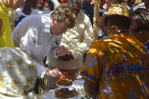 Willem Alexander maakt kennis met de Bonairiaanse lekkernijen
