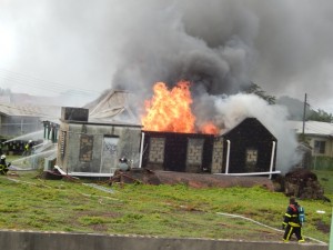 The Cottage gaat in vlammen op. foto: The Daily Herald / Althea Merkman