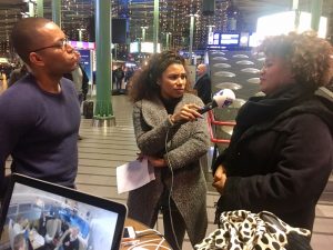 Natasja Gibbs modereert op Schiphol het debat op NPO Radio 1 tussen de Curaçaose Quinlan de Windt en de Bonairiaanse Alfie Vanwyngarden over braindrain en remigratie - foto: NTR