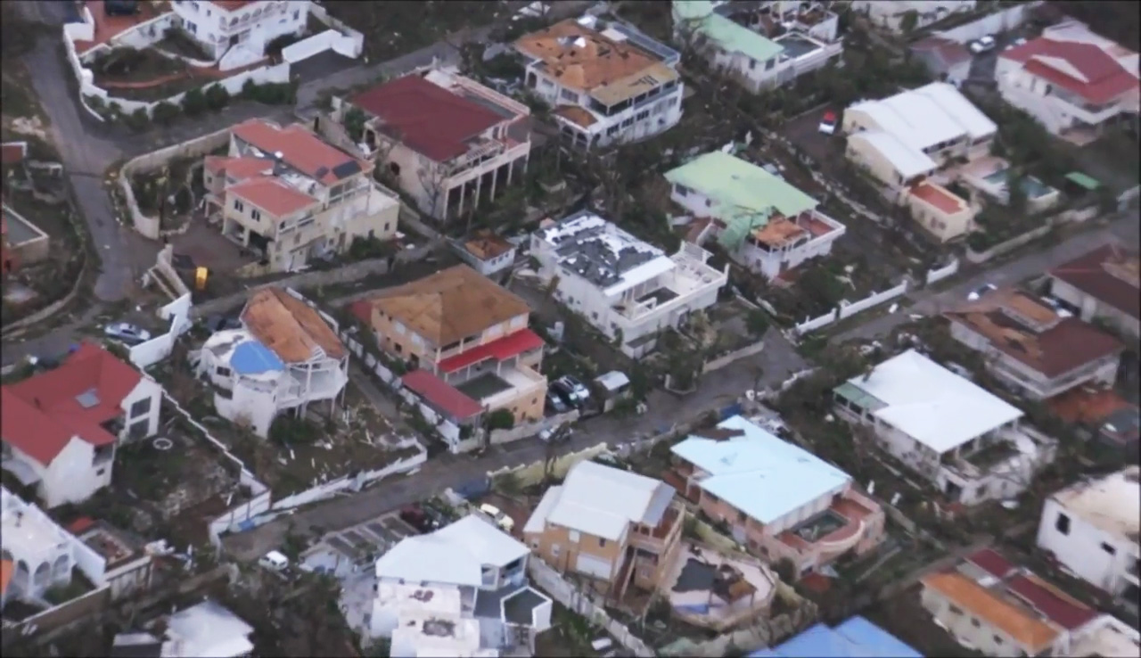 Beelden vanuit helikopter Defensie: ‘schade op Sint-Maarten gigantisch’