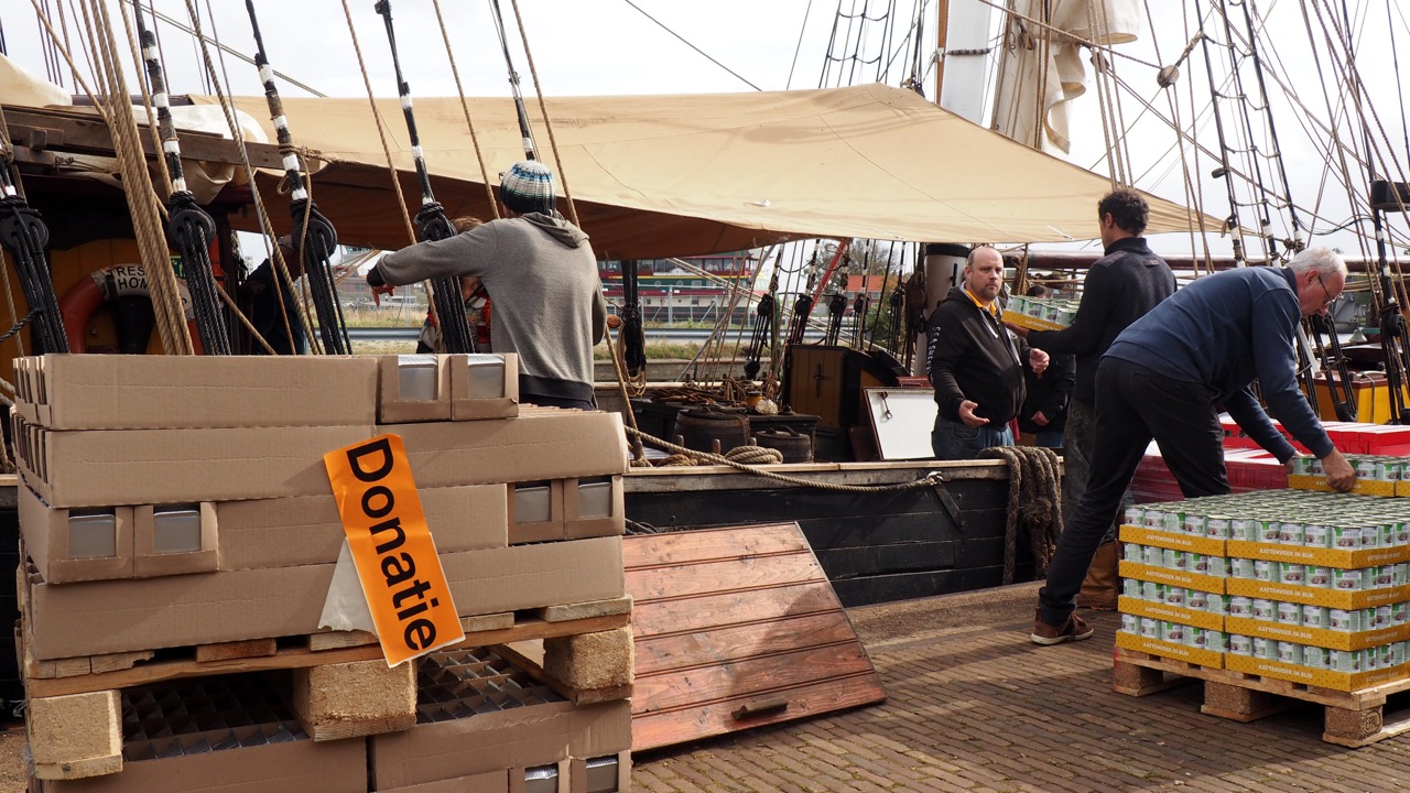 Nederlands zeilschip vaart tonnen noodhulp voor dieren naar Sint-Maarten