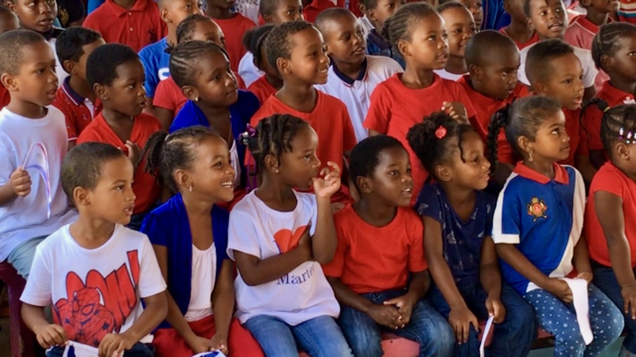 Zo krijgt dit theatergroepje kinderen op Sint-Maarten weer aan het lachen