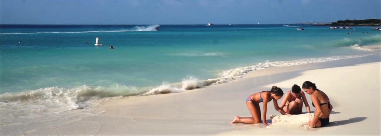 Ziekmakende blauwalg bedreiging voor Caribische stranden