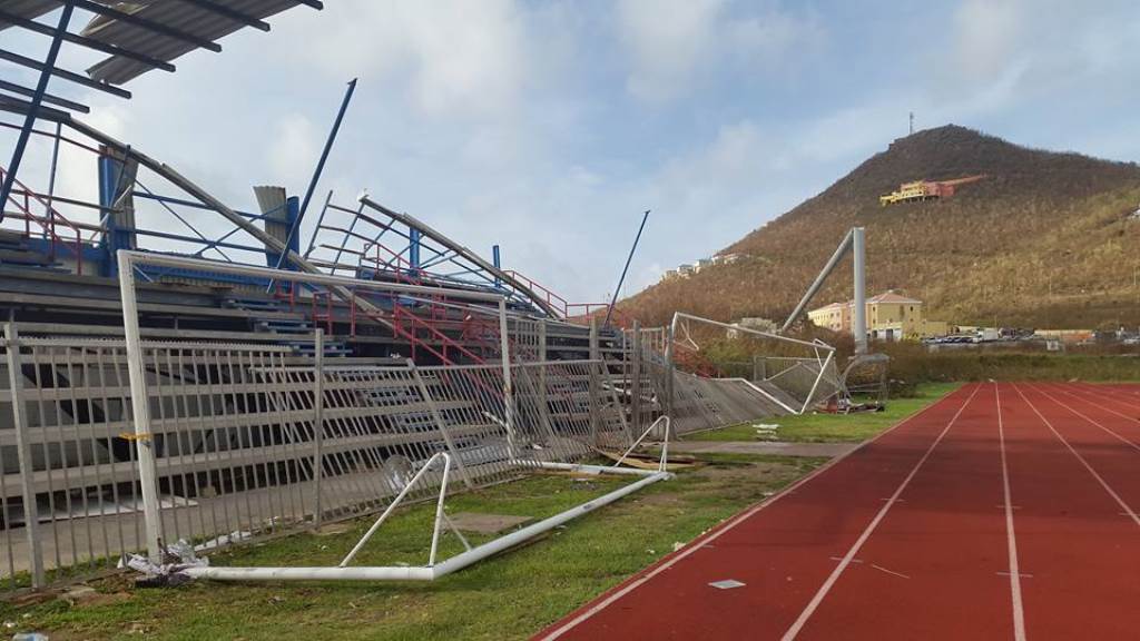 Kinderen heroveren verwoest sportcomplex