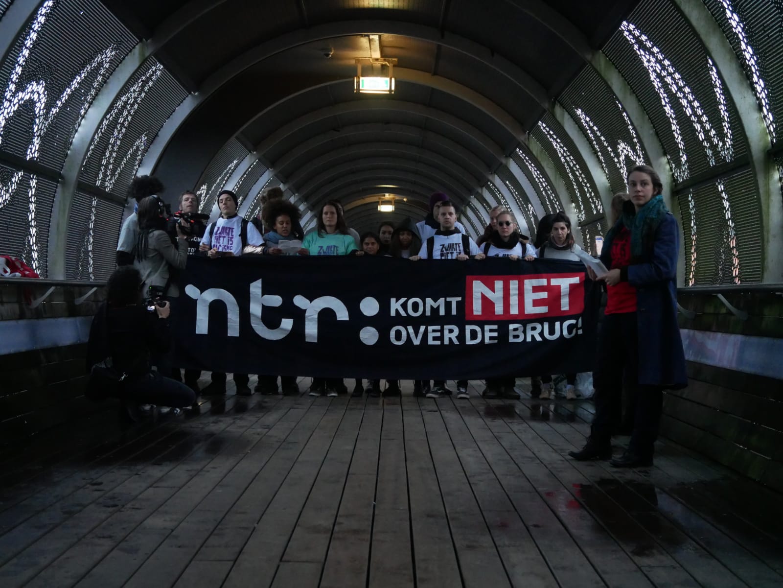 Anti-Zwarte Piet demonstranten blokkeren weg naar NTR