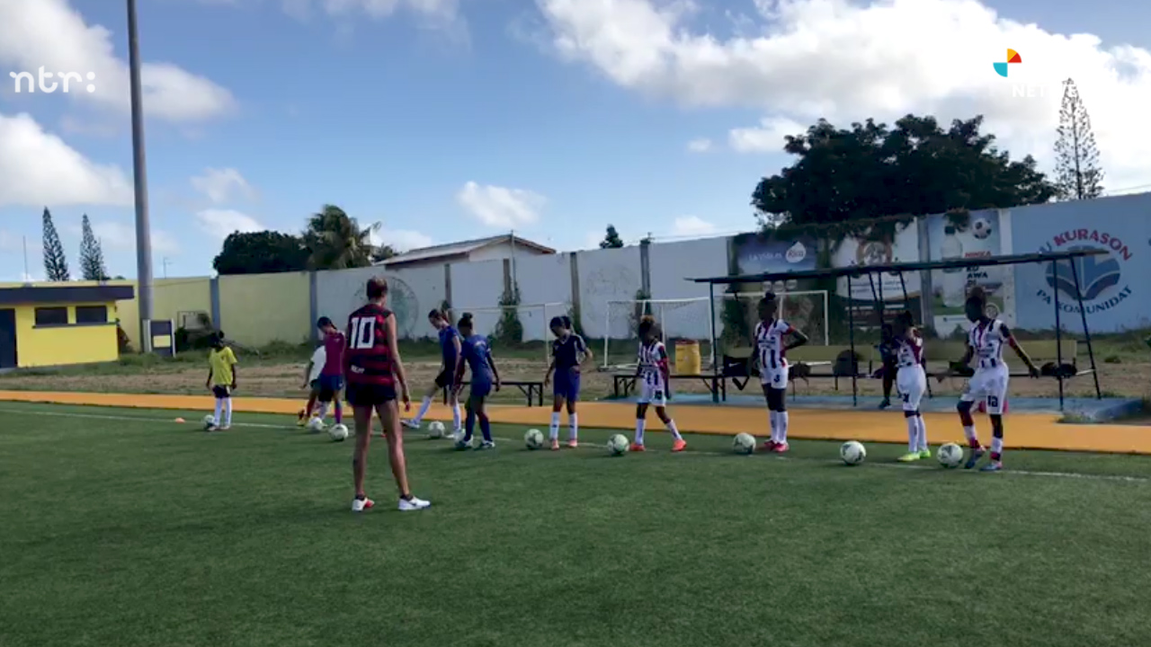 Favela Street Project laat de bal voor jonge meiden op Curaçao rollen