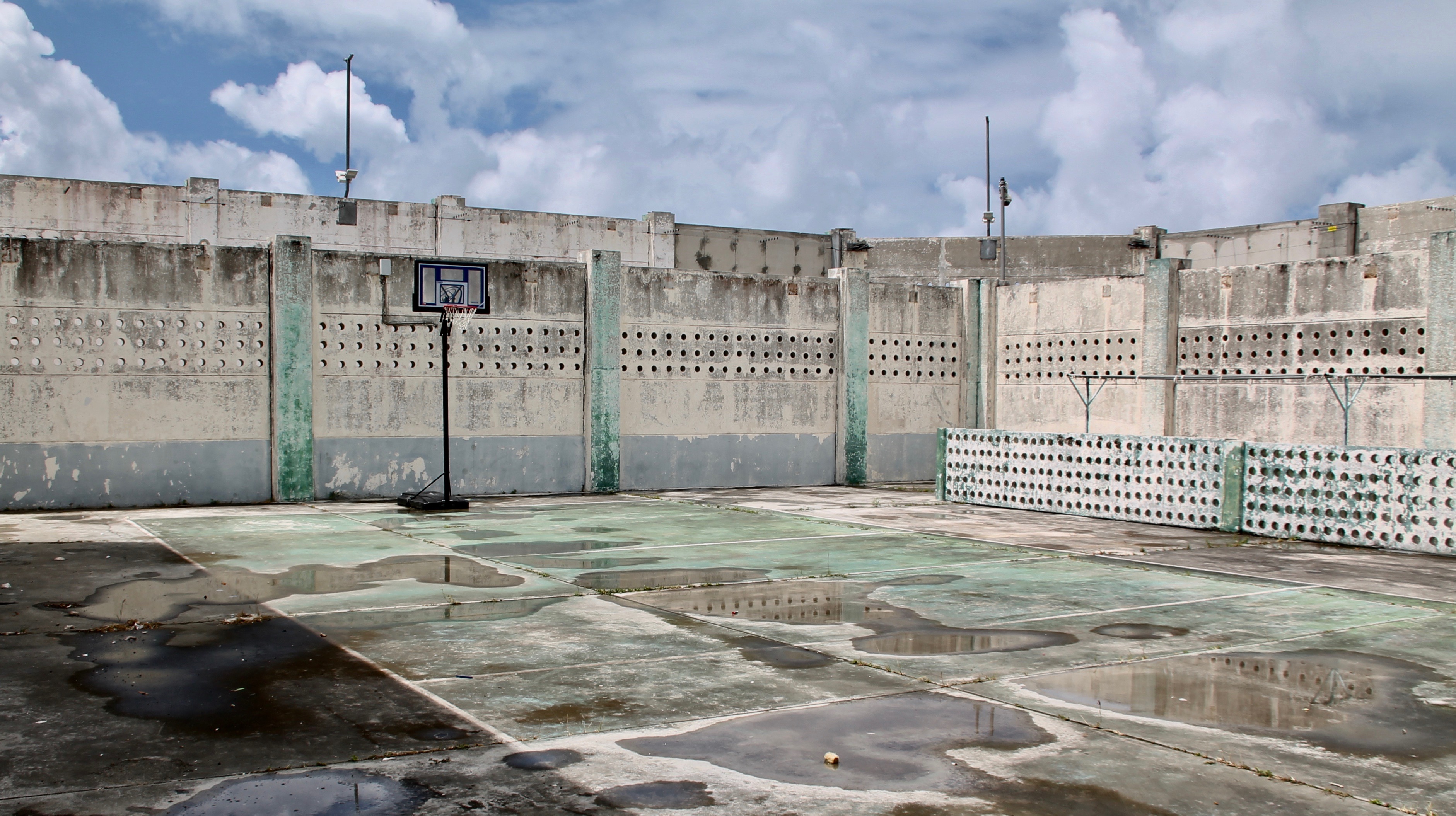 Gevangenen Sint-Maarten gaan zelf orkaanschade gebouw repareren