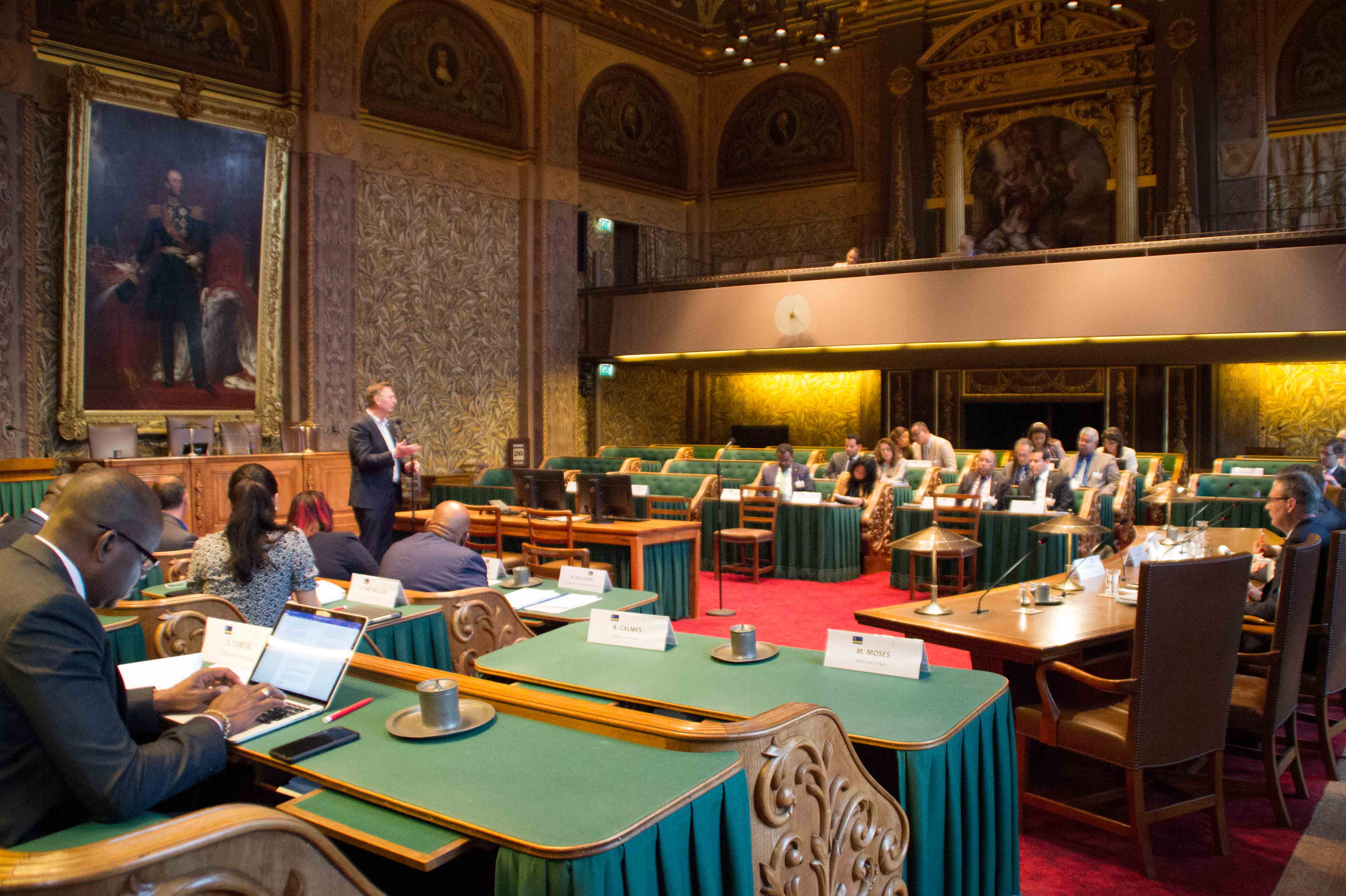 Arubaans parlementslid netflixt in de Eerste Kamer