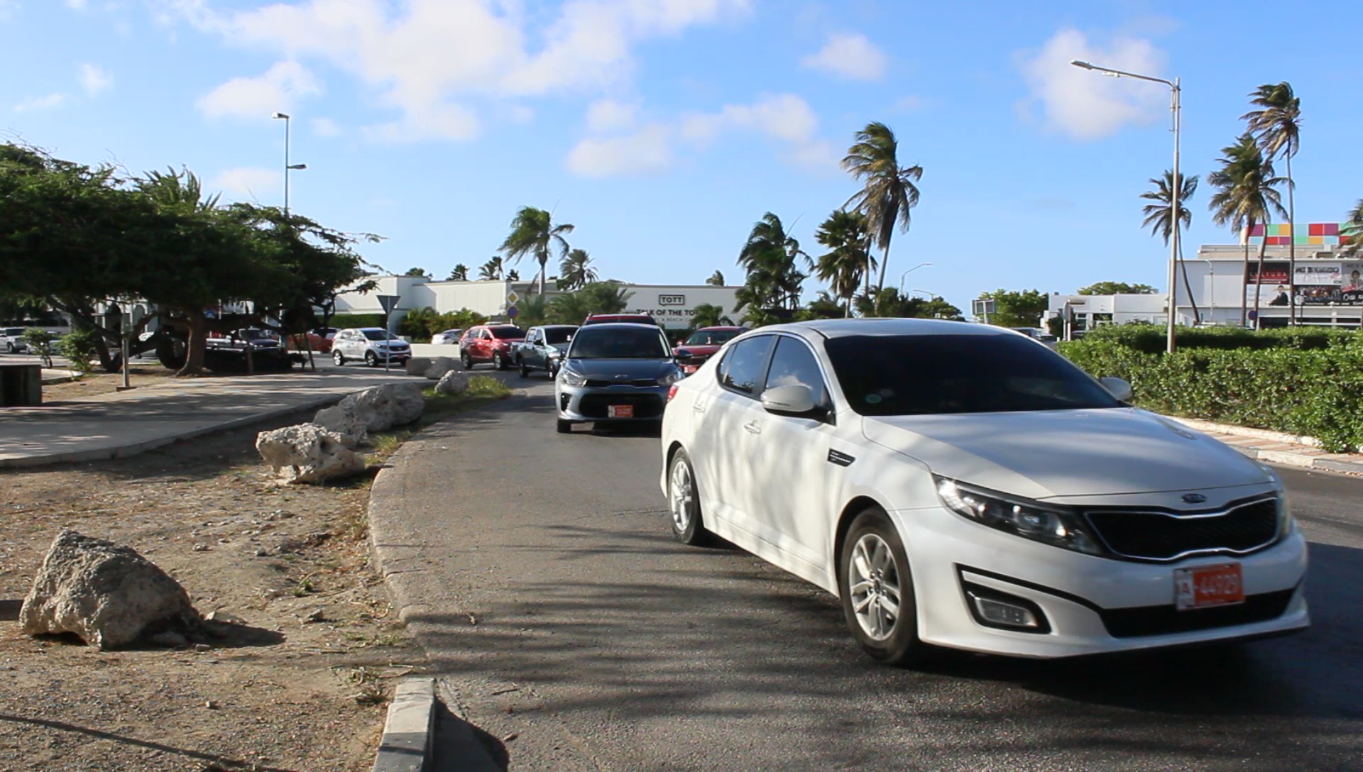 ‘Elke dag vier uur in de file op Aruba als groei aantal auto’s niet stopt’