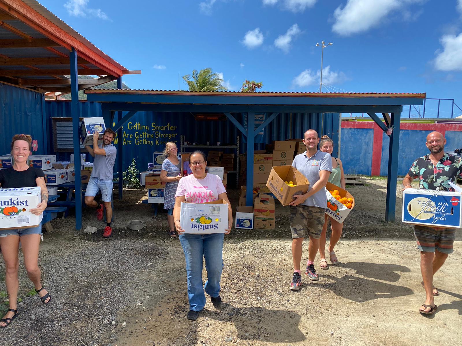 Vrijwilligers delen duizenden vliegtuigmaaltijden uit op Sint-Maarten