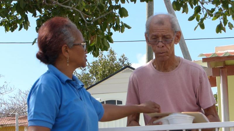 Verpleeghuizen Curaçao in geldnood: ouderen delen verplicht hun maaltijd, zorgverleners collecteren op straat