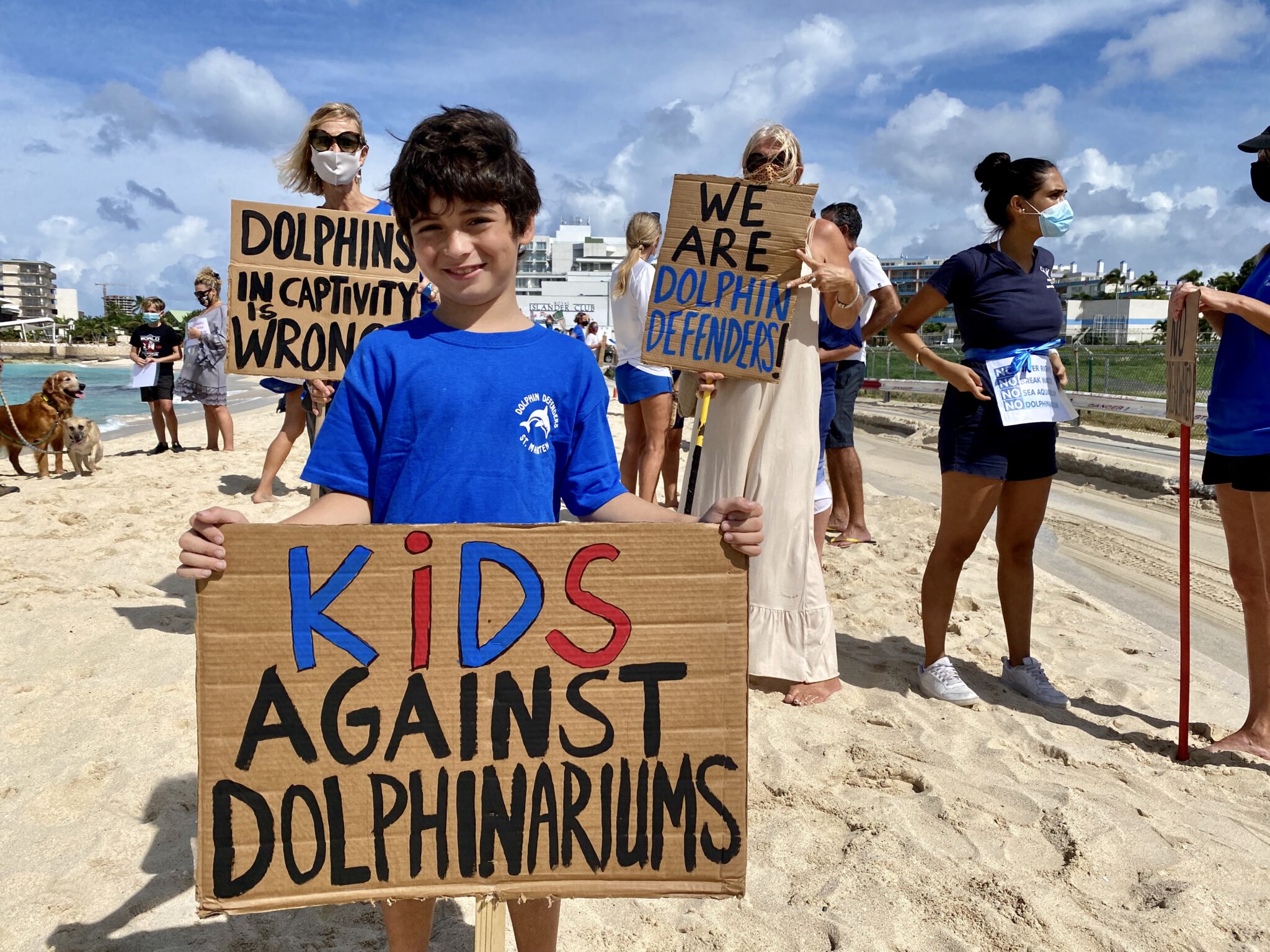 Protesten tegen mogelijk dolfinarium, regering trekt waterrechten in