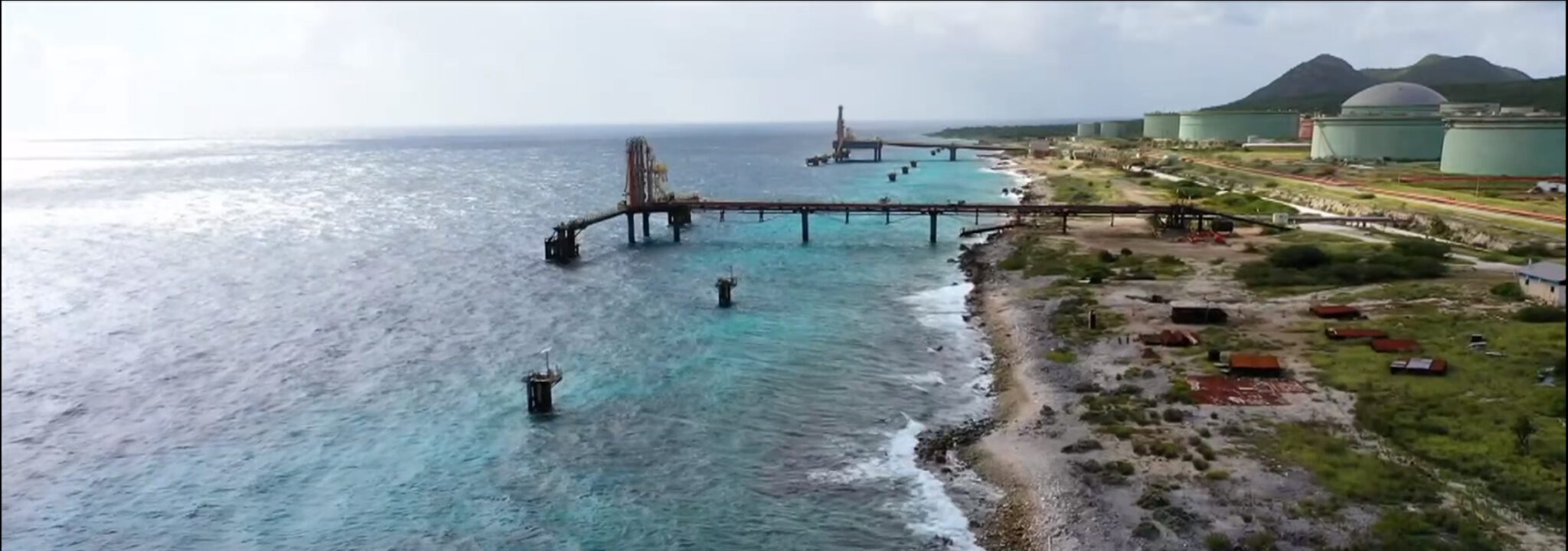 Pier in kwetsbaar koraal van Bonaire van de baan