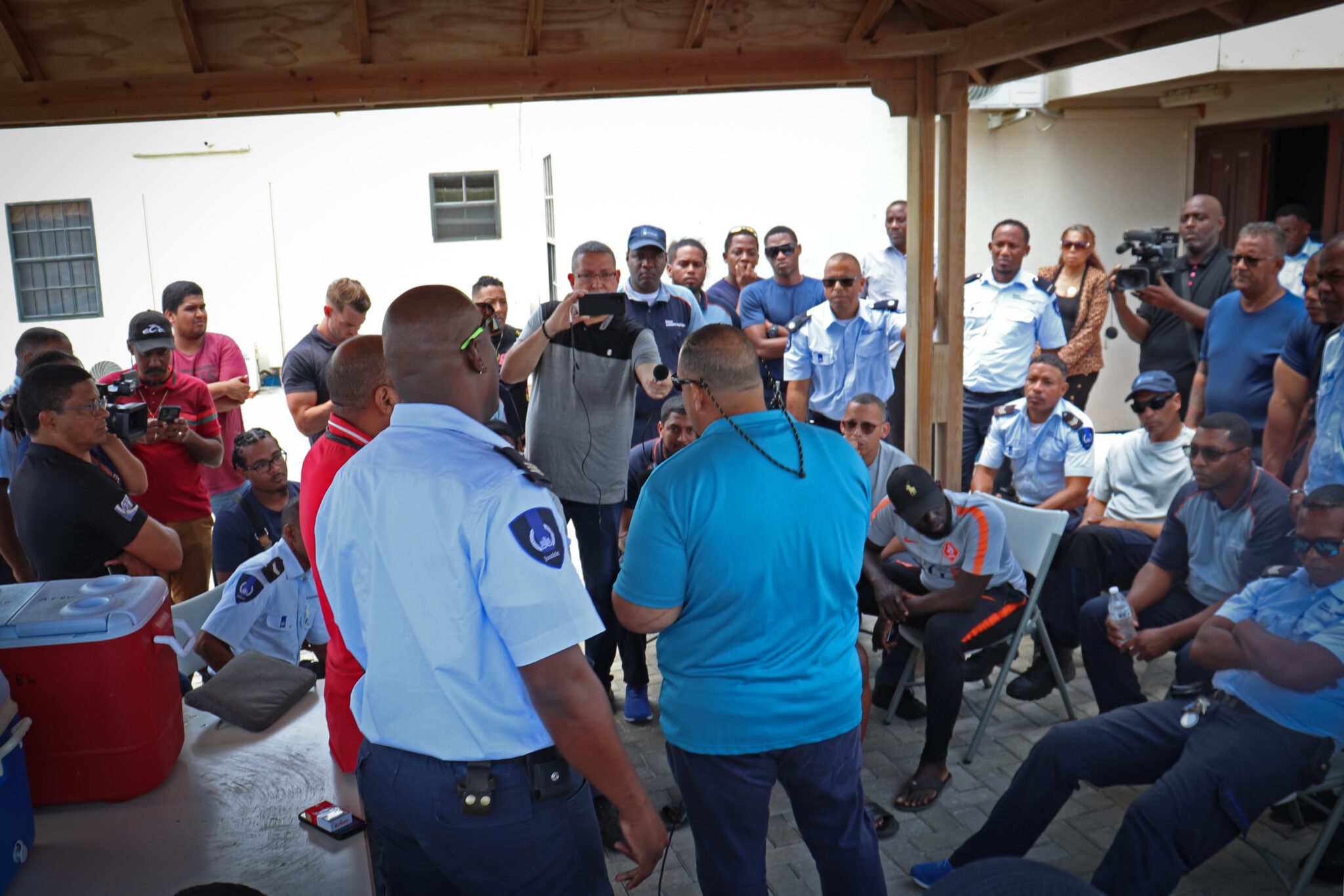 Grote demonstratie personeel gevangenis Bonaire: ‘De onderdirecteur eruit óf wij eruit!’