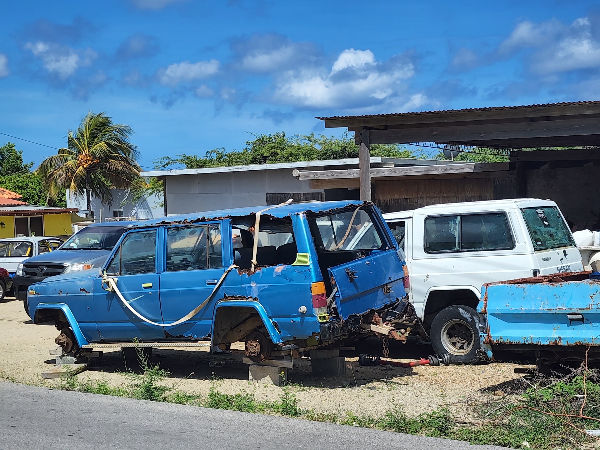 Wildgroei aan illegale auto-garages op Aruba: bewoners eisen actie tegen overlast, maar de overheid lijkt zelf klant