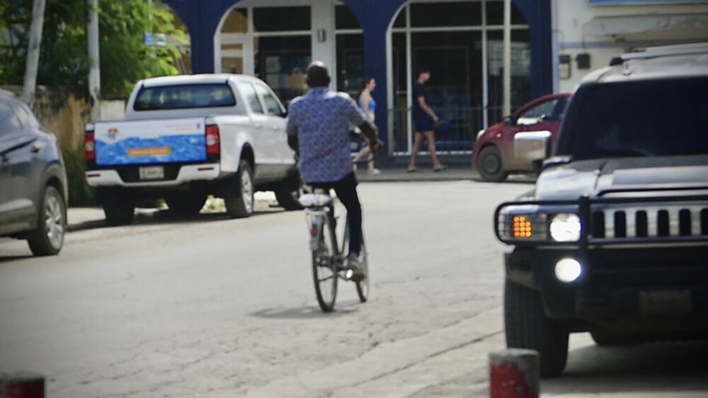 Reacties op straat: ‘Verkeer op Bonaire erg onveilig, maar ik moet wel met de fiets’