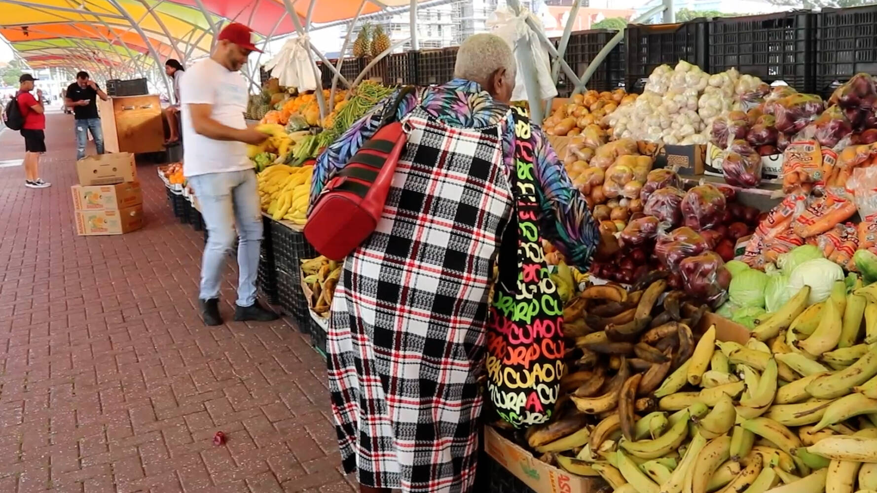 Venezolaanse barkjes terug bij drijvende markt Curaçao