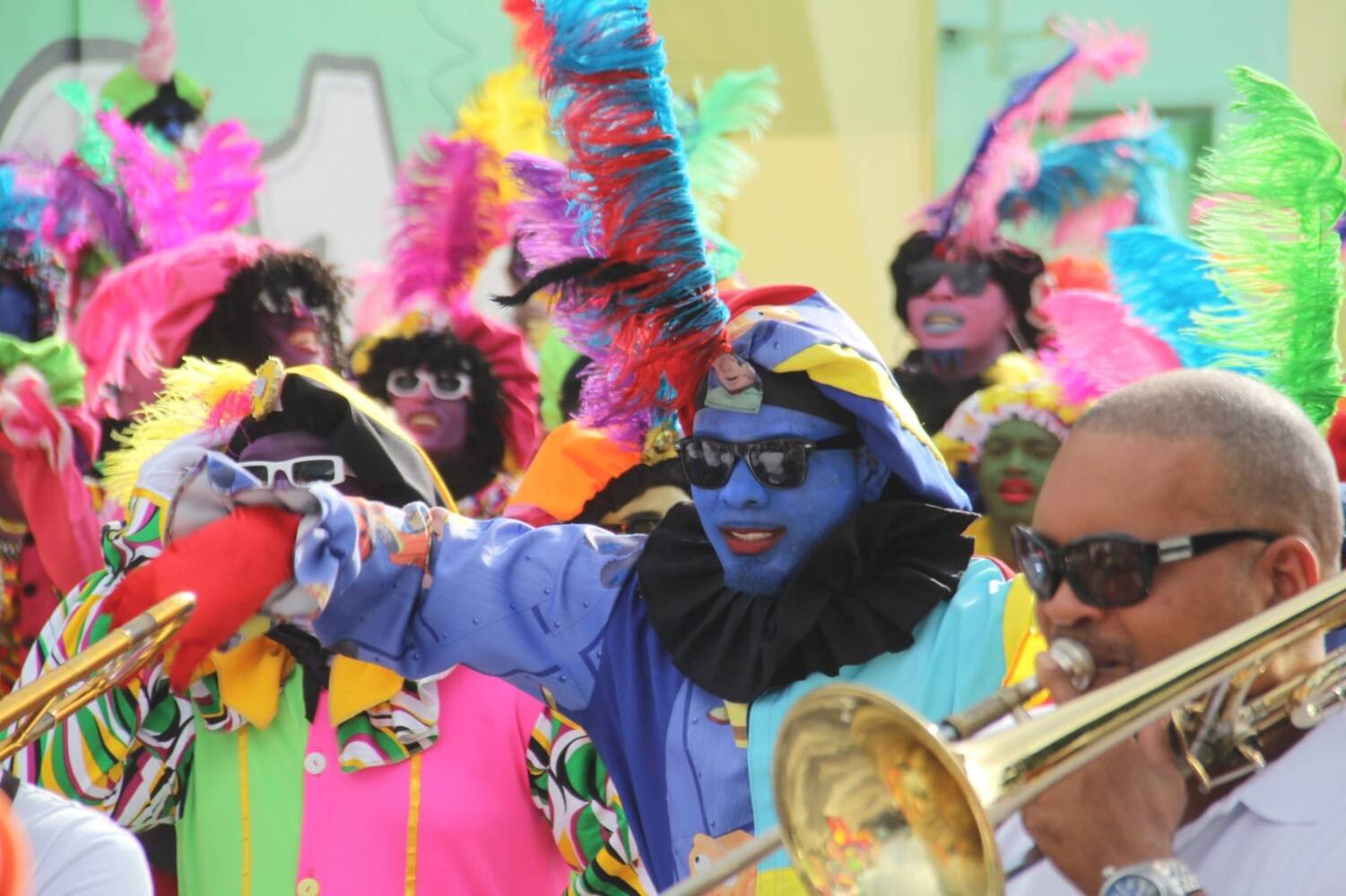 Sinterklaas verwelkomt kinderen op Curaçao samen met ‘su amigunan’