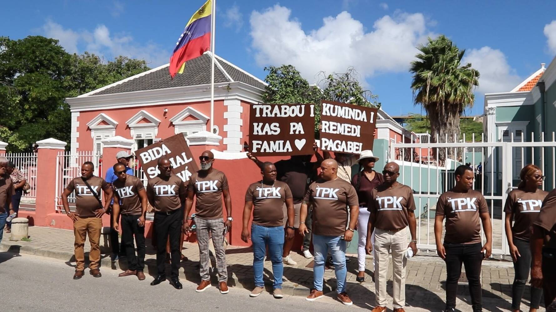 Curaçaose partijen dienen kandidatenlijsten in: veel enthousiasme en sfeer