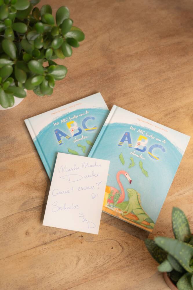Darryl Romijn brengt Papiaments tot leven met ABC-boekje: ‘Ik wil dat mijn zoon trots is op zijn roots’
