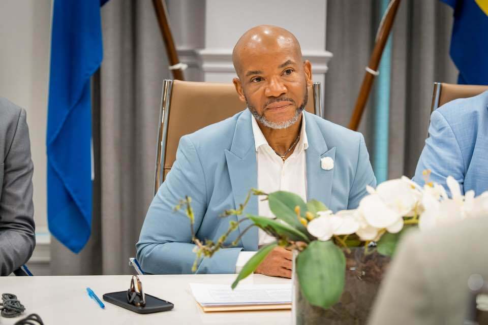 Flamboyante Curaçaose minister Silvania neemt ontslag, maar verlaat politiek niet