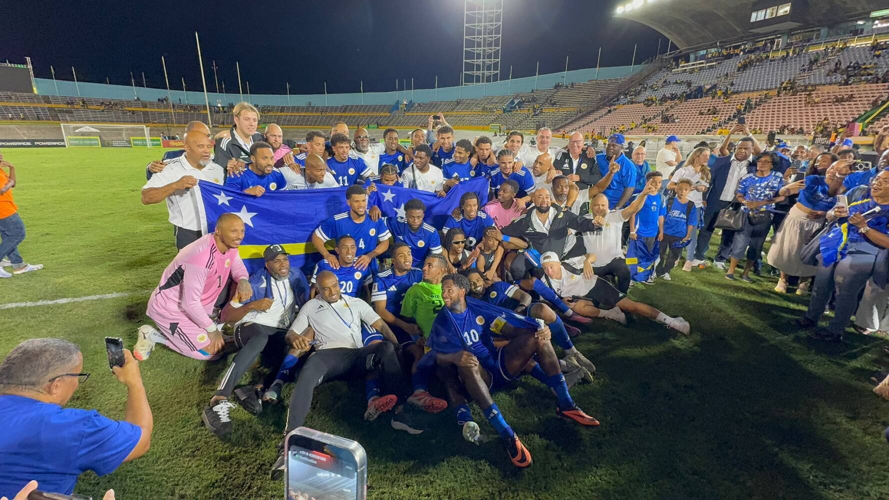 Curaçao schrijft geschiedenis met WK-plaatsing: Eiland barst los in blauw