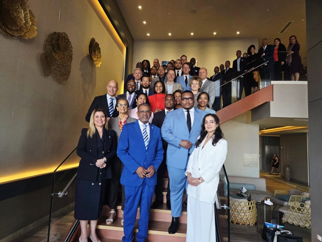 Weekoverzicht: Curaçaose carnavalsvierders eisen popverbranding, Tinkebell schildert met asfalt van Shell en Aruba schittert op New York Fashion Week