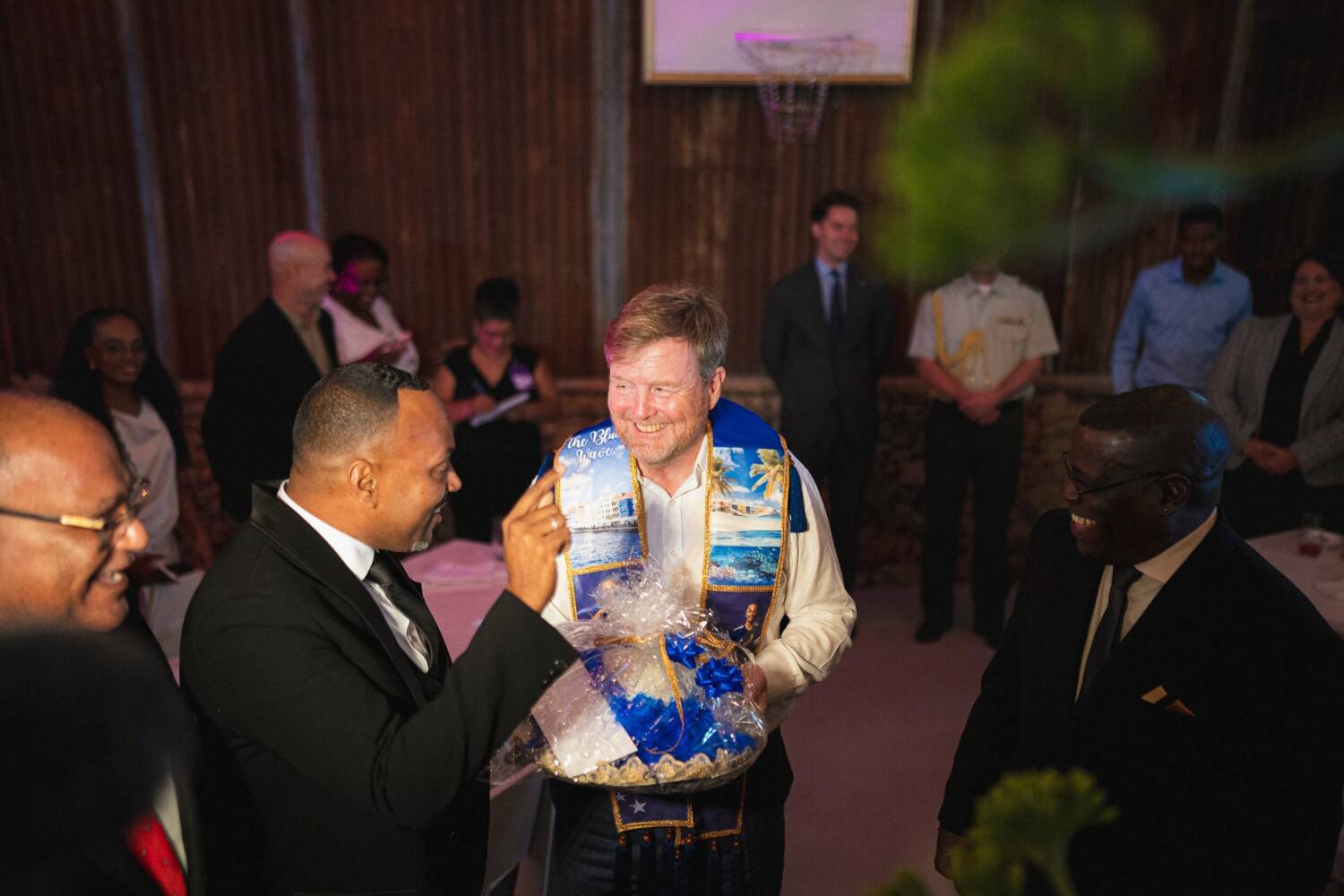 Weekoverzicht: Koning bezoekt Aruba en Curaçao, politie St. Maarten klaagt over wegdek en onderwijscrisis op Bonaire