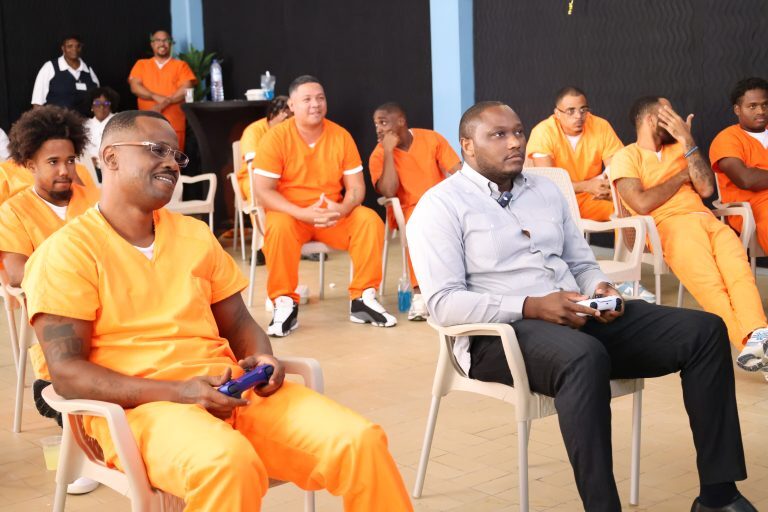 Weekoverzicht: Premier Aruba kondigt vertrek aan, minister speelt Playstation met gevangenen en geitenruzie loopt uit de hand
